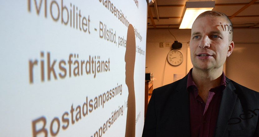 Man som föreläser med videopresentation